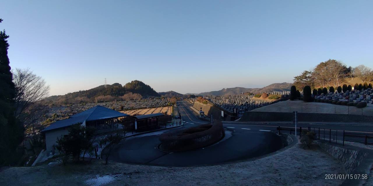 霊園北入口から園内風景