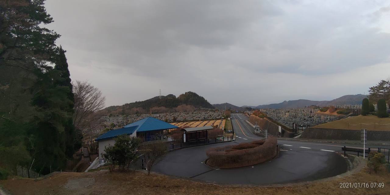 霊園北入口から園内風景