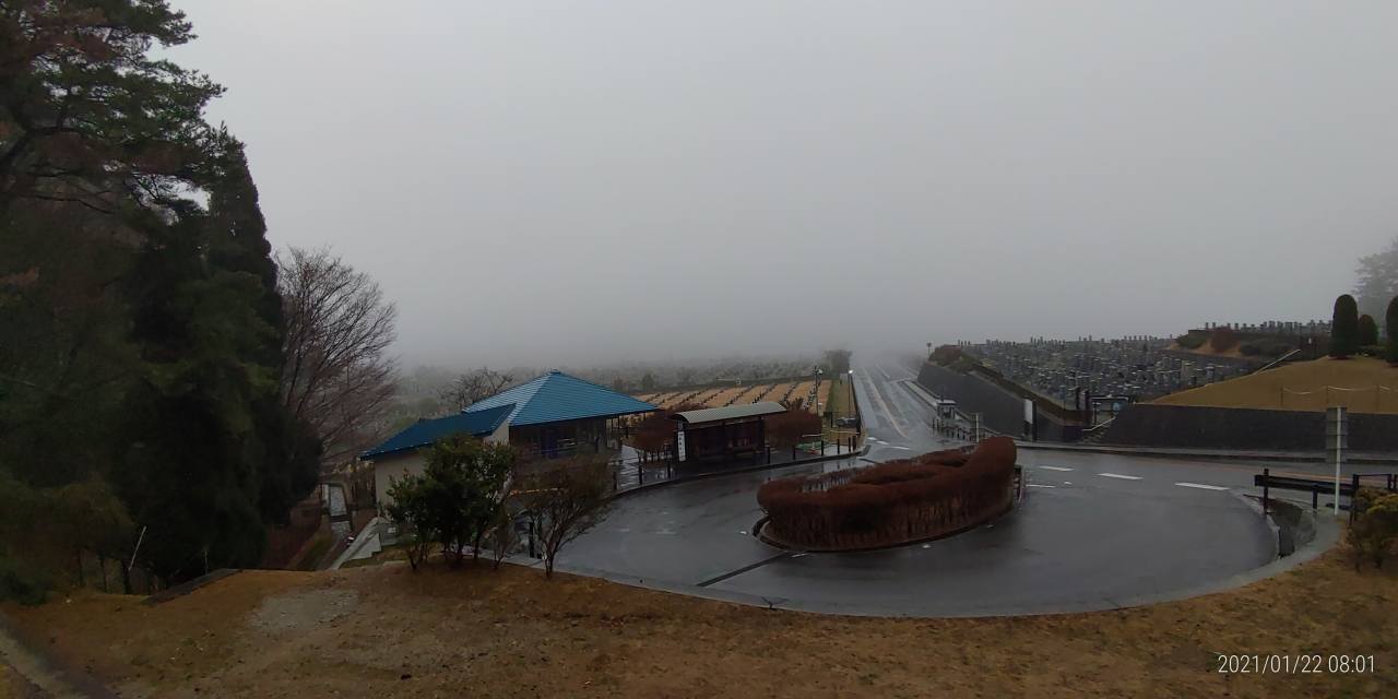 霊園北入口・バス停ロータリー（雨・濃霧）