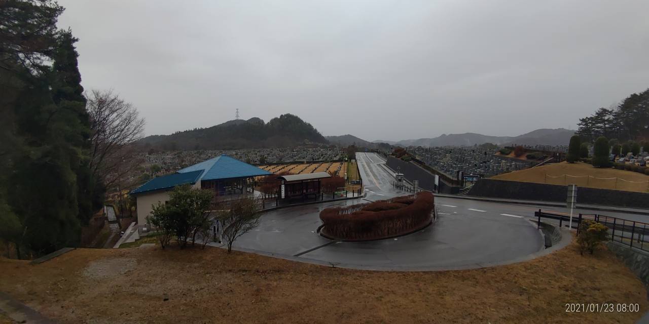 霊園北入口から園内風景