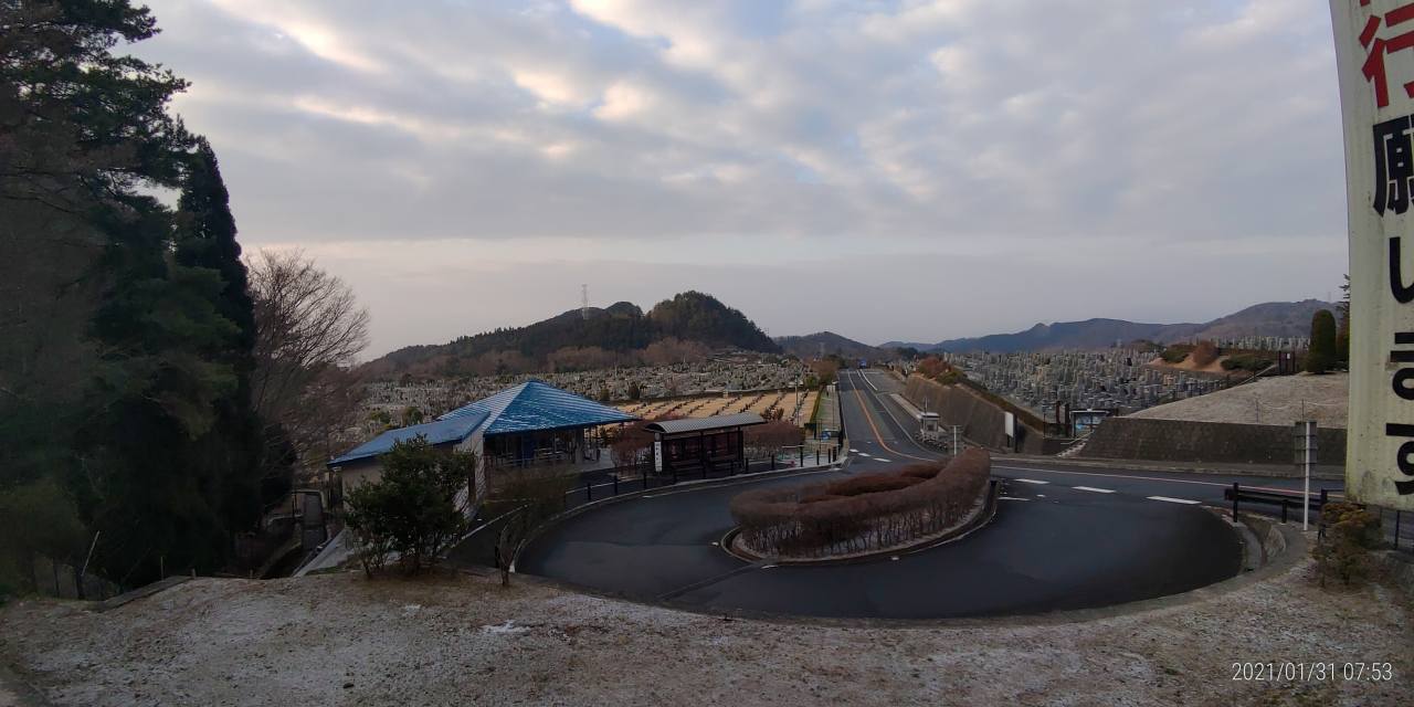 霊園北入口から園内風景