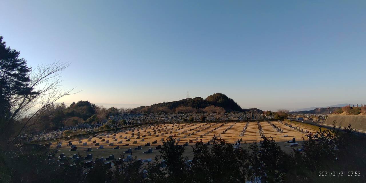 霊園北口休憩所から園内風景（1区墓所）