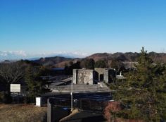 臨時駐車場からモニュメント風景