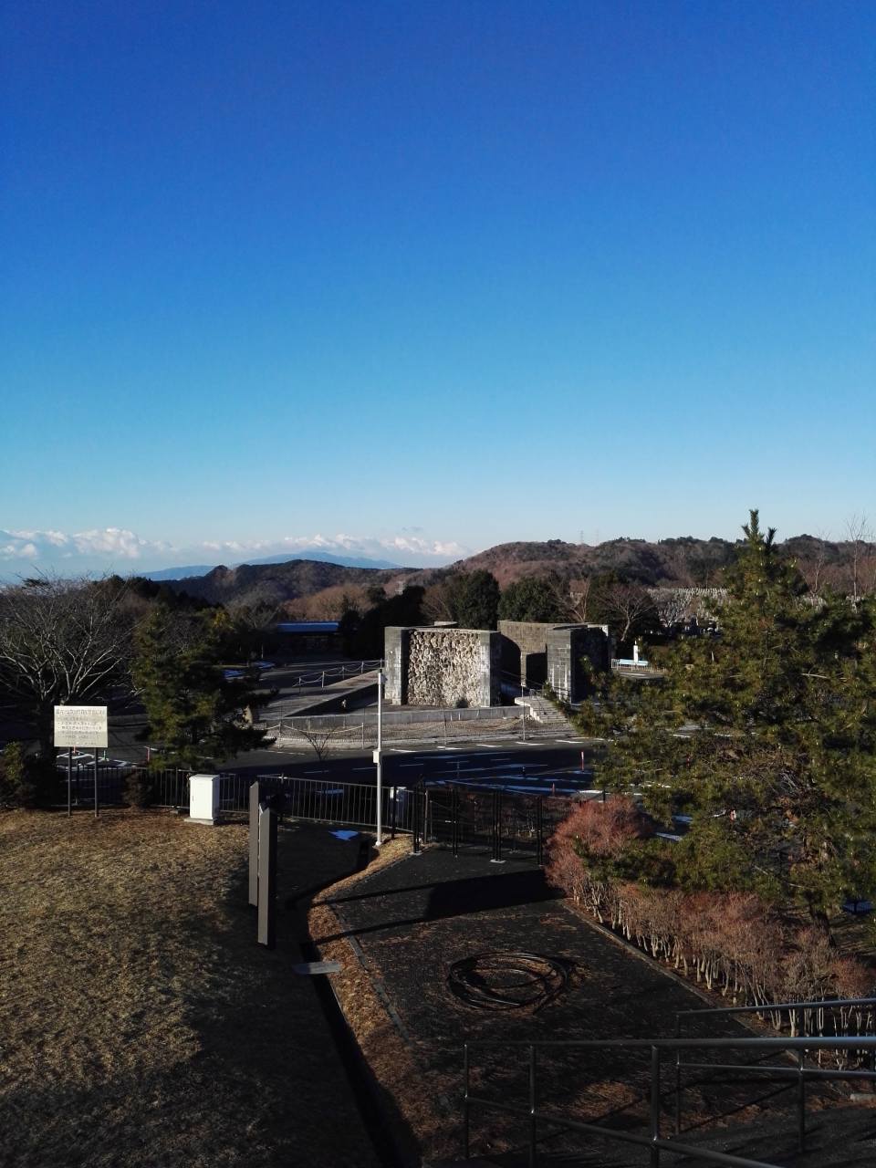 臨時駐車場からモニュメント風景