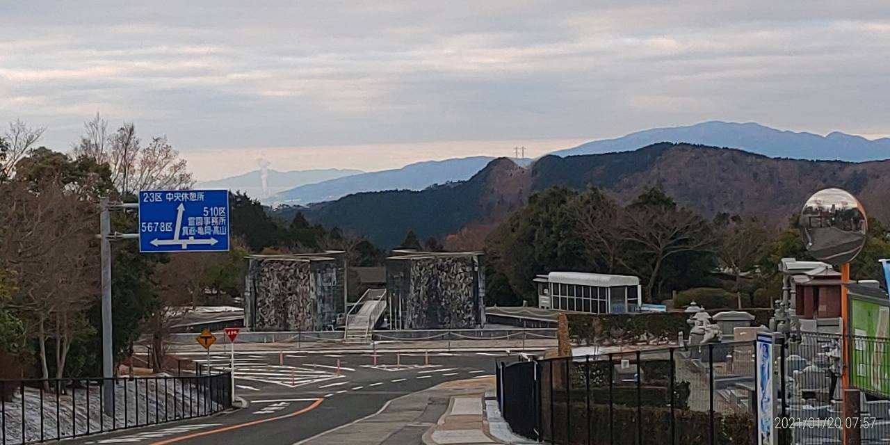 バス通り・モニュメント風景