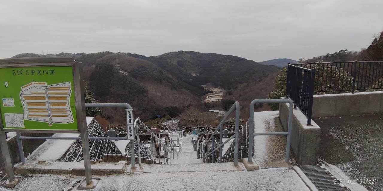 バス通り・5区墓域風景