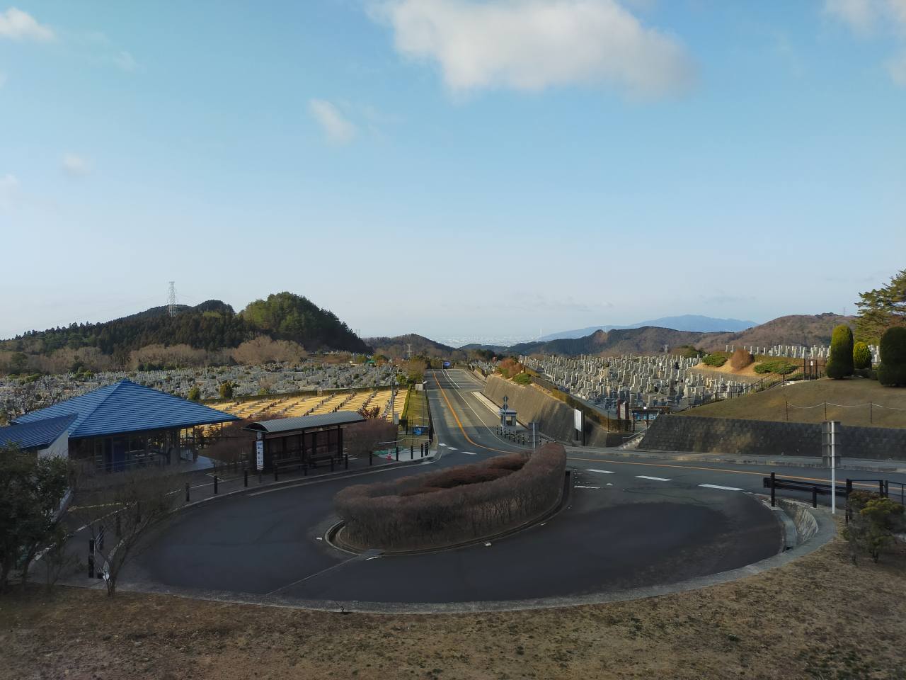 霊園北入口から園内風景