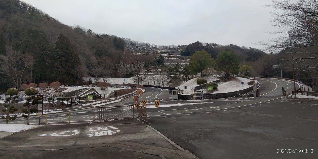 バス通り・5区墓所バス停風景