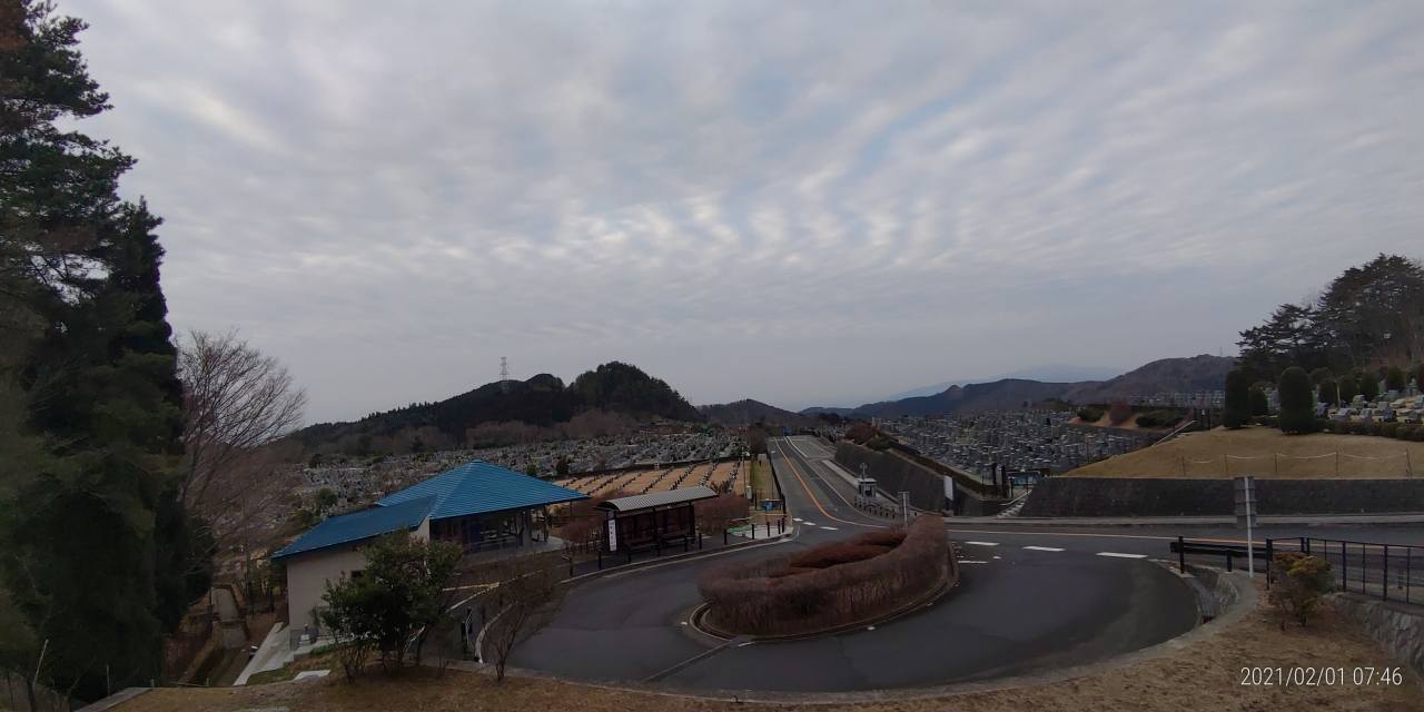 霊園北入口から園内風景