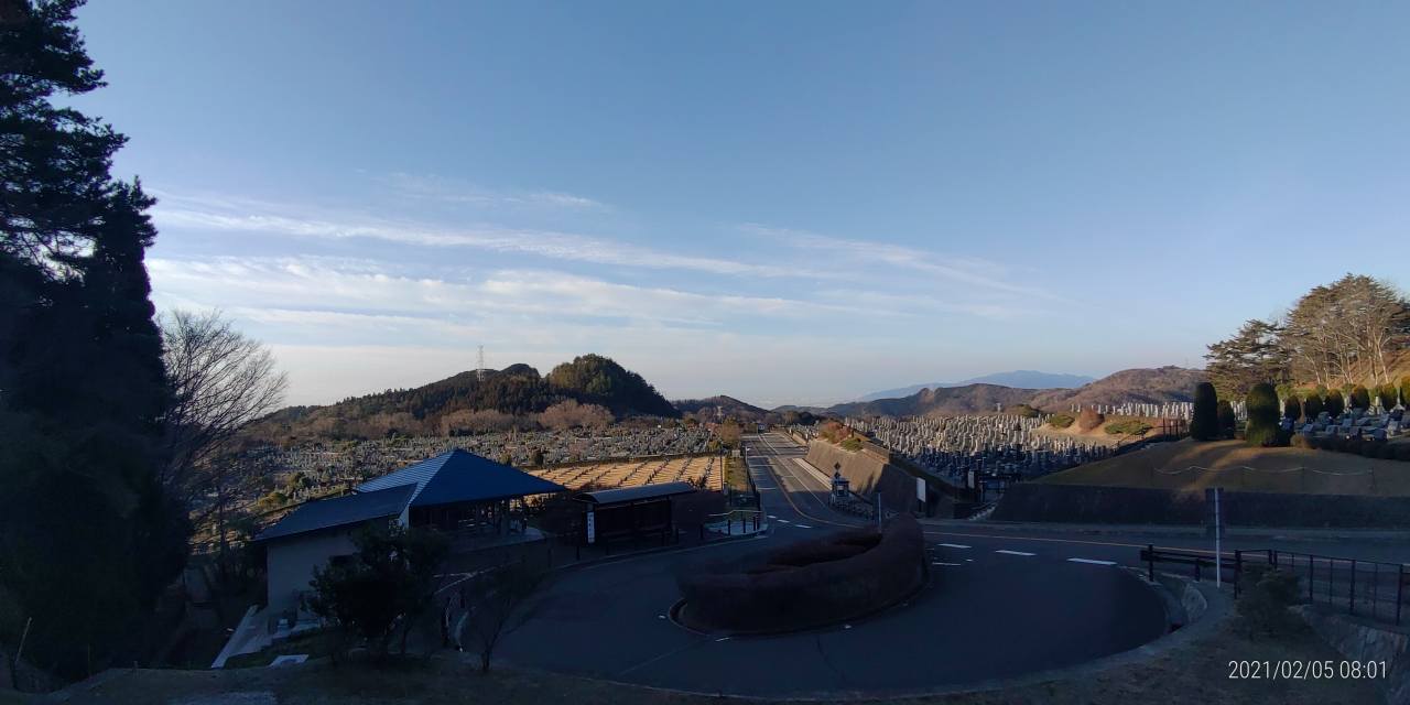 霊園北入口バス停休憩所風景