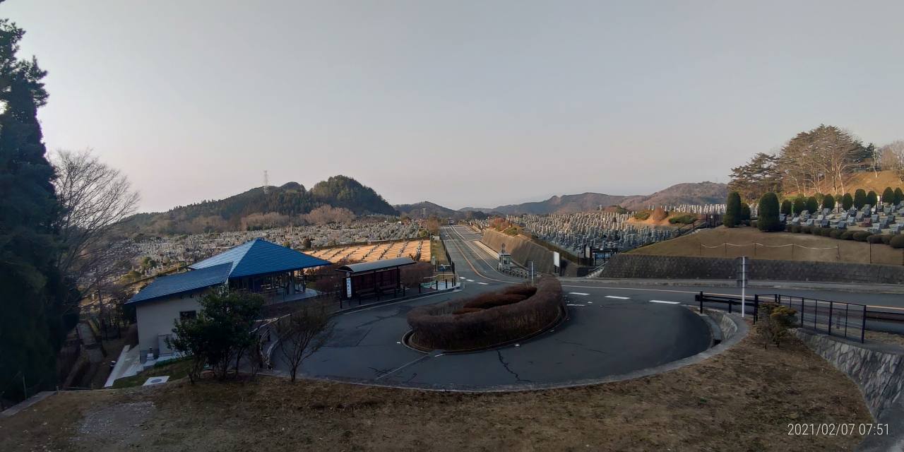 霊園北入口から園内風景