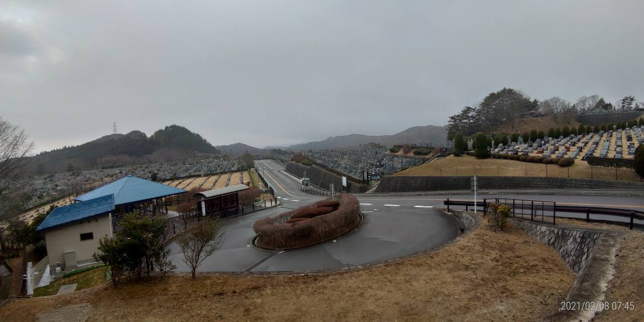 霊園北入口から園内風景