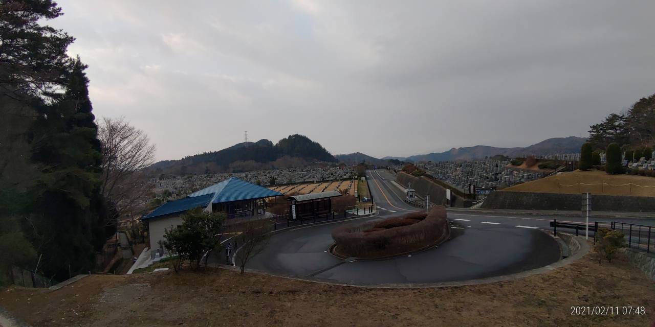 霊園北入口から園内風景