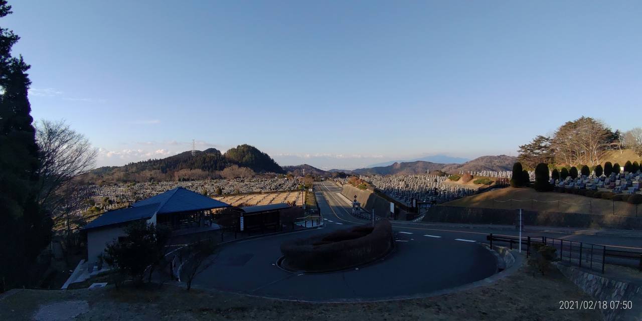 霊園北入口から園内風景