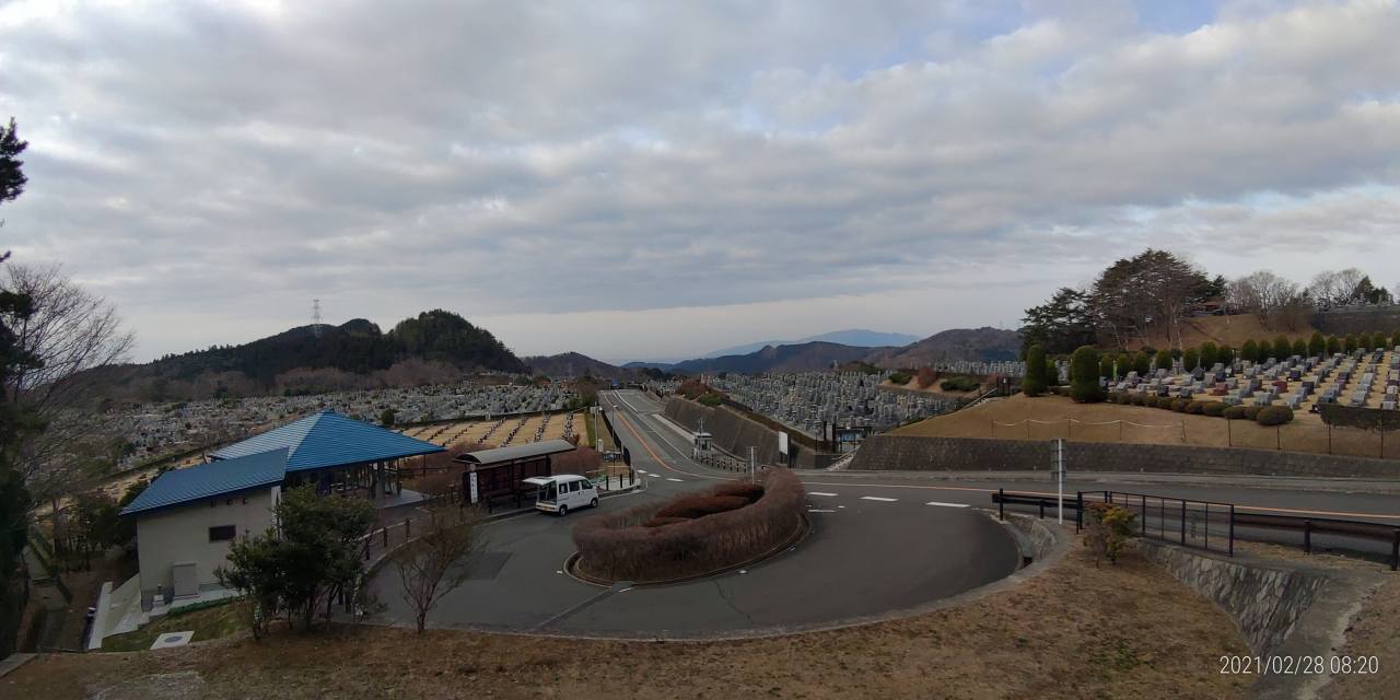 霊園北入口から園内風景