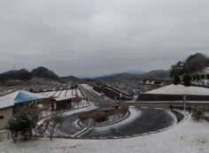 霊園北入口から園内風景　残雪あり