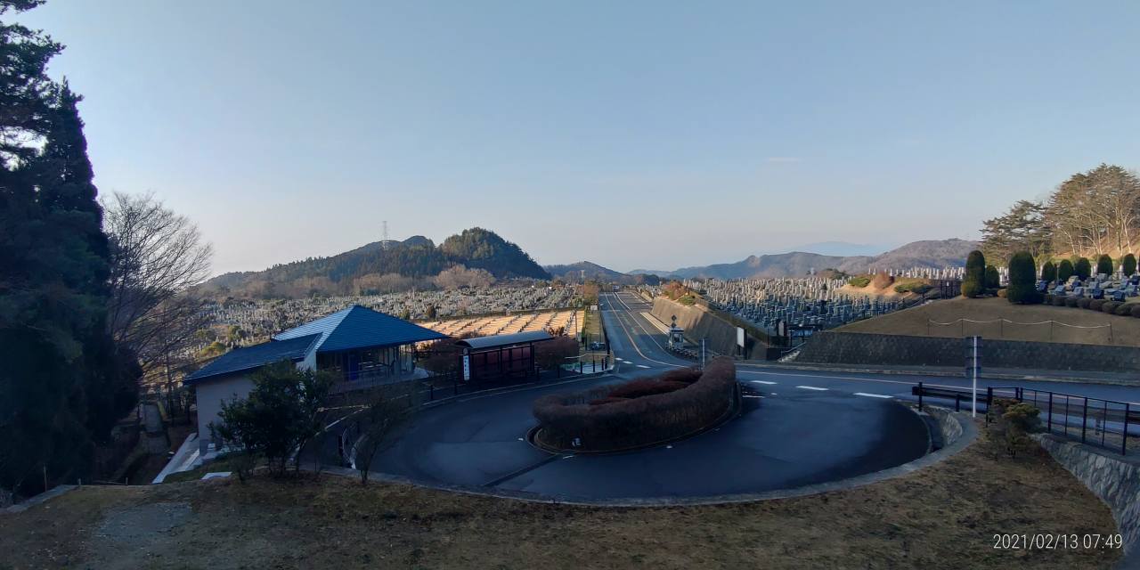 霊園北入口から園内風景