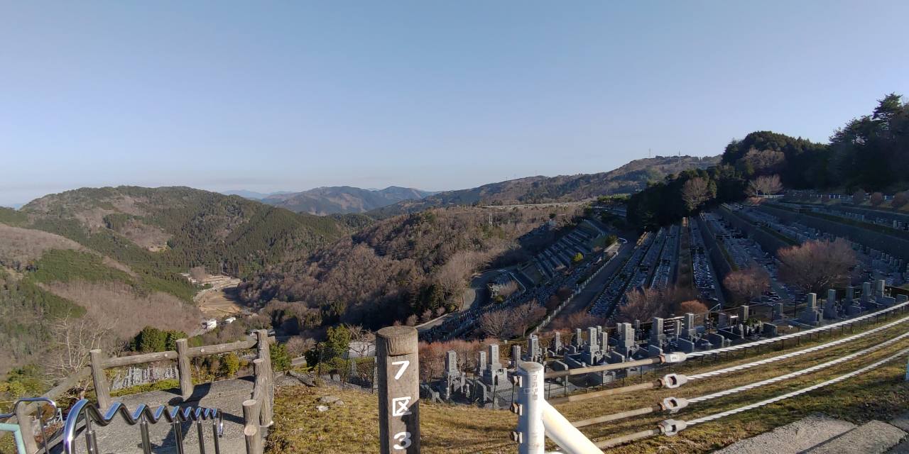 7区3番上段駐車場から階段墓域風景