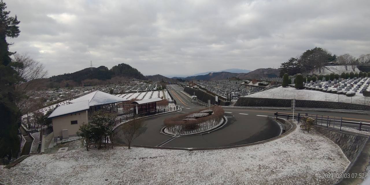 霊園北入口から園内風景①　残雪