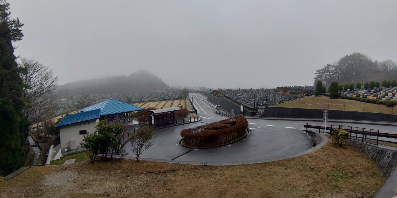 霊園北入口から園内風景