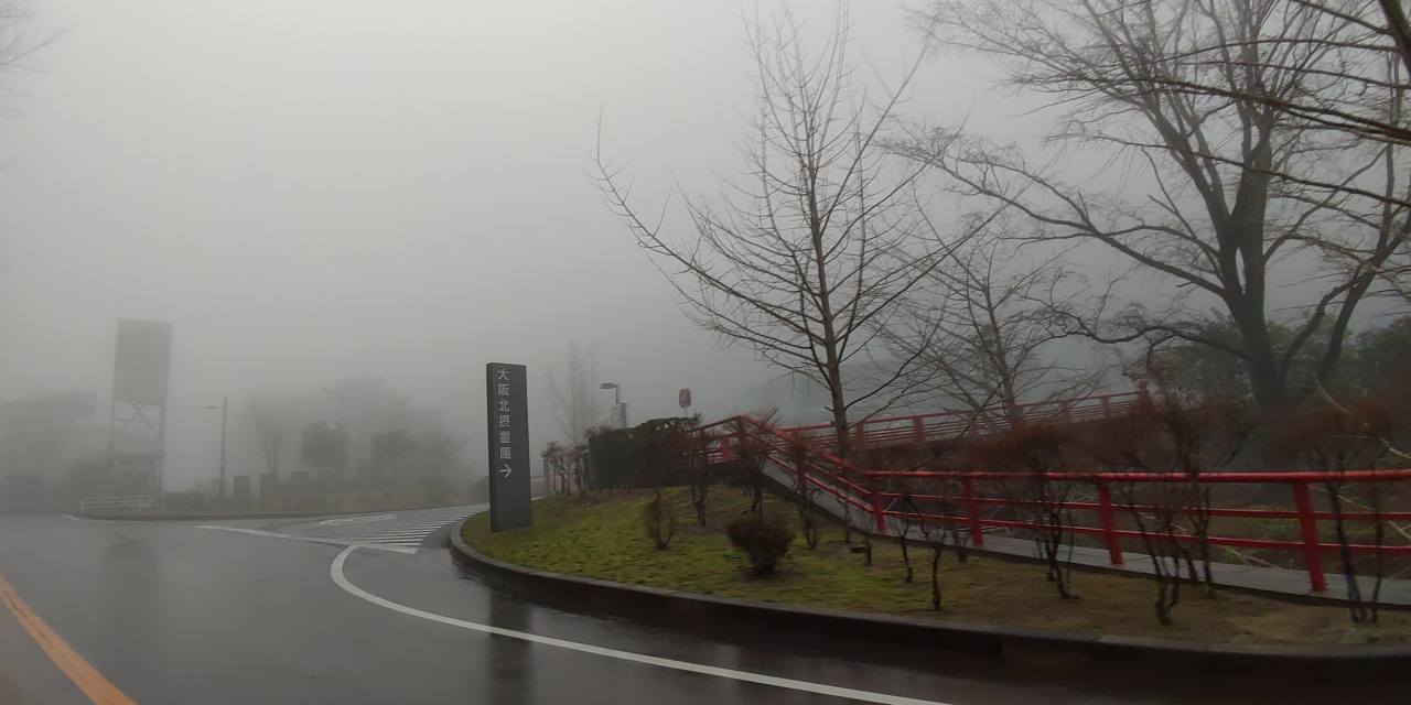 霊園荘園入口　濃霧で管理事務所見えない