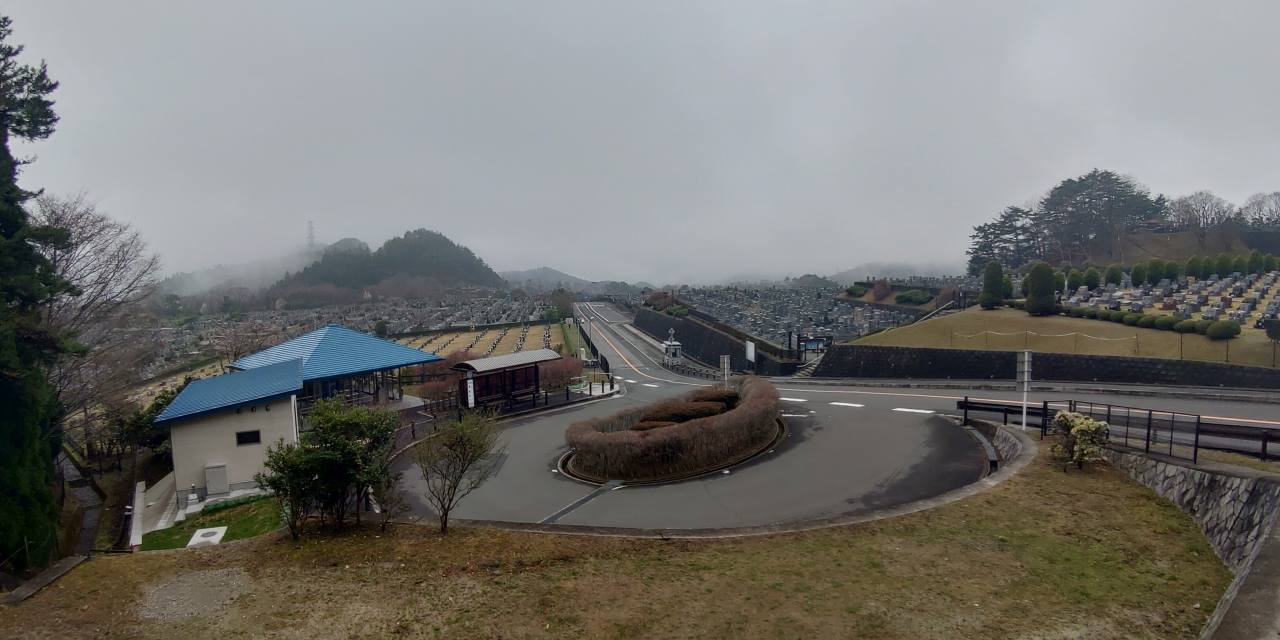 霊園北入口から園内風景