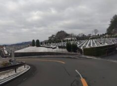 霊園北入口から園内風景②　残雪