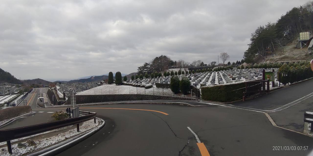 霊園北入口から園内風景②　残雪