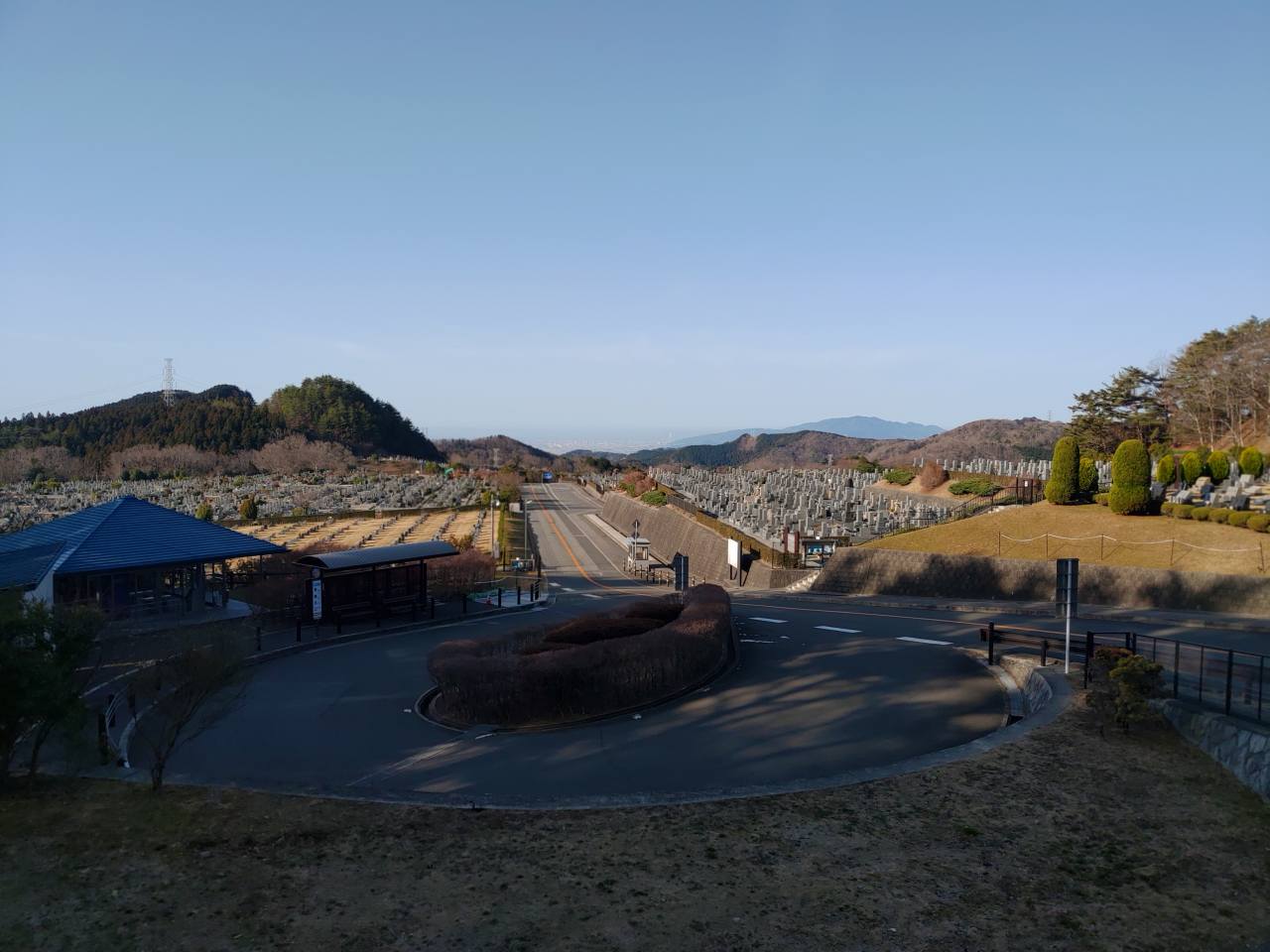 霊園北入口から園内風景