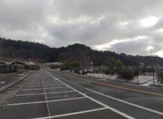 バス通り・（北東向）北口バス停風景