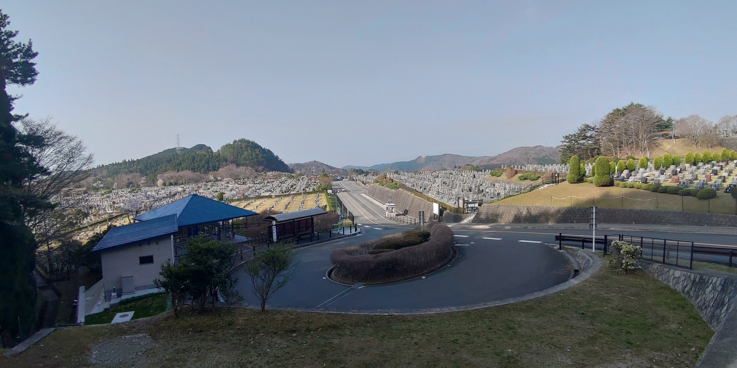 霊園北入口から園内風景