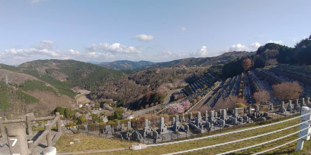 7区3番上段駐車場から階段墓域風景