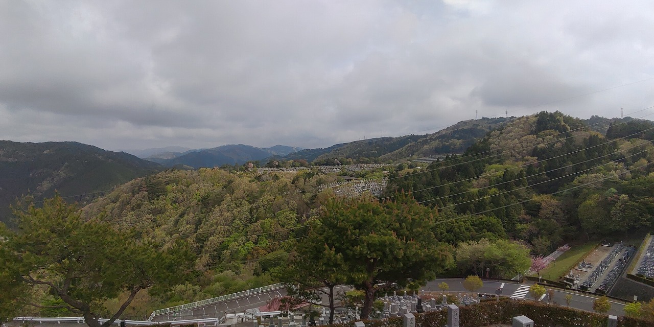 8区4番墓所枝道駐車場からの風景