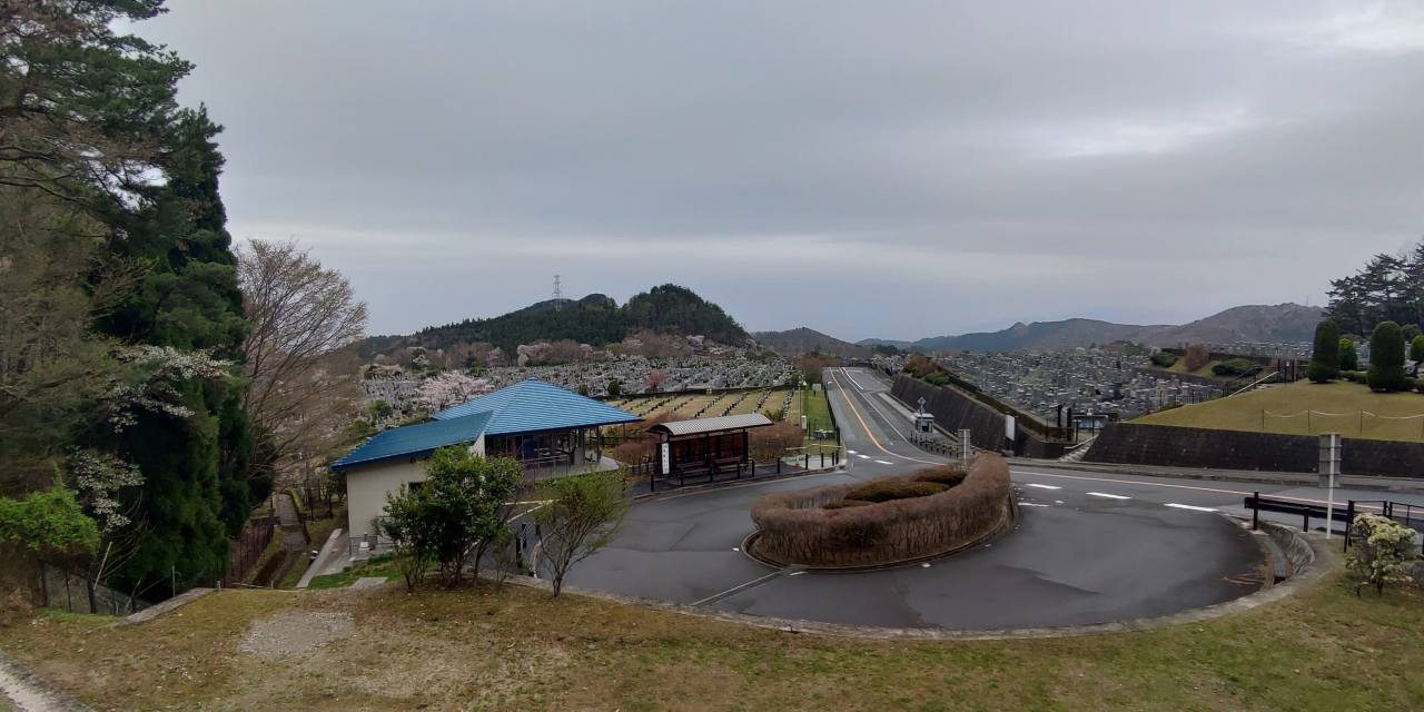 霊園北入口から園内風景