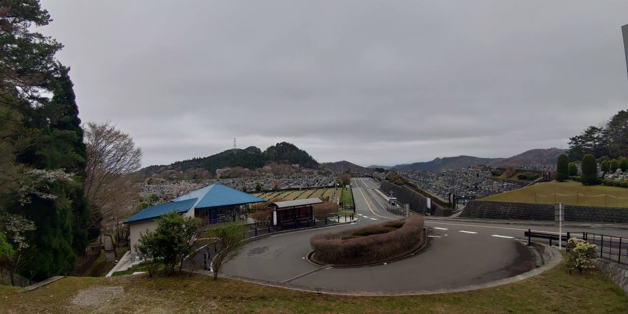 霊園北入口から園内風景