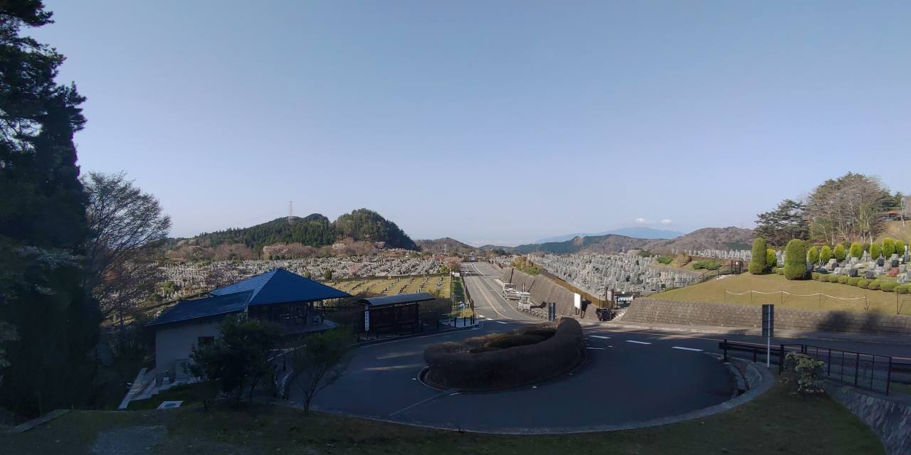 霊園北入口から園内風景