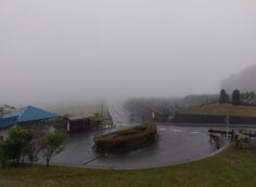 霊園北入り口からの風景　雨・濃霧