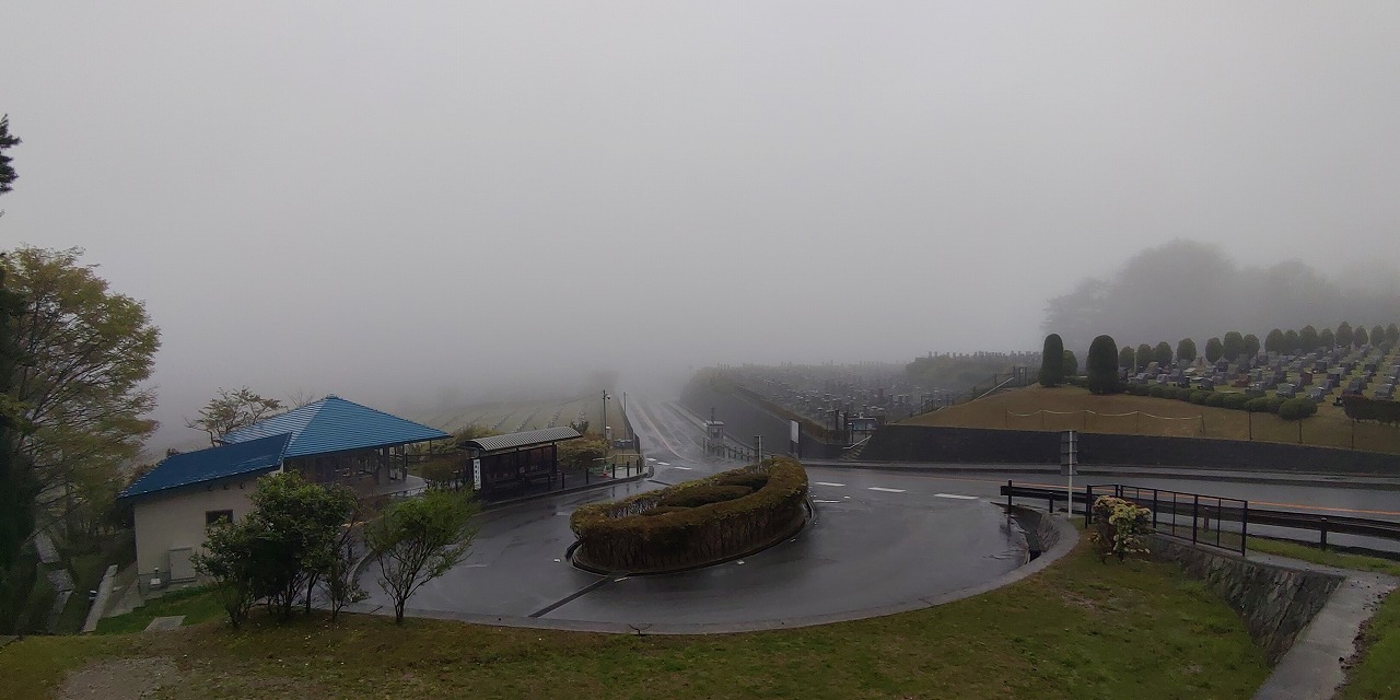 霊園北入り口からの風景　雨・濃霧