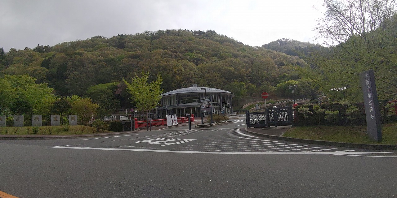 霊園正面入り口風景　霊園は通常営業