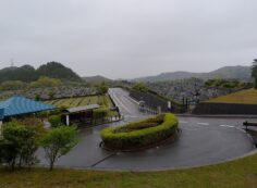 霊園北入り口からの園内風駅