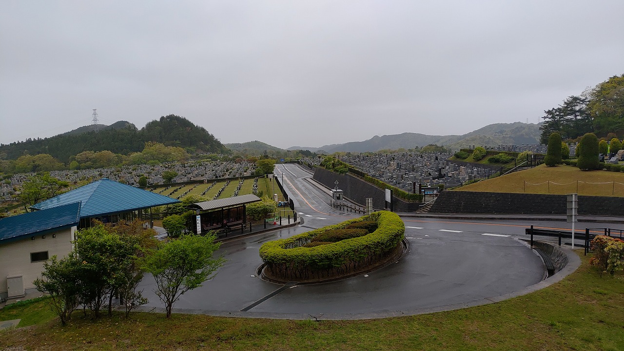 霊園北入り口からの園内風駅