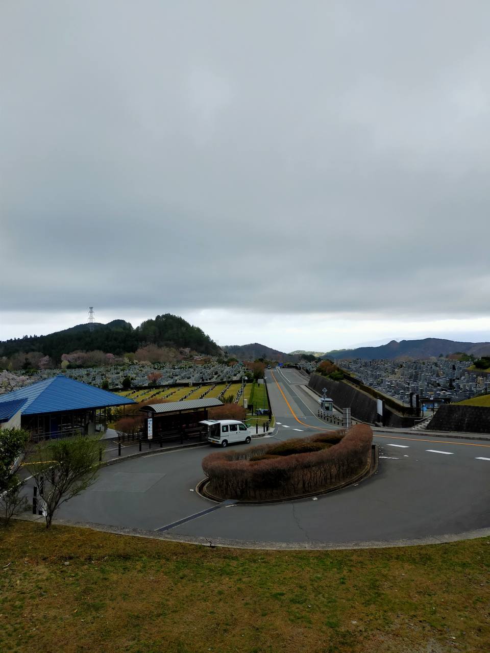 霊園北入口からの園内風景