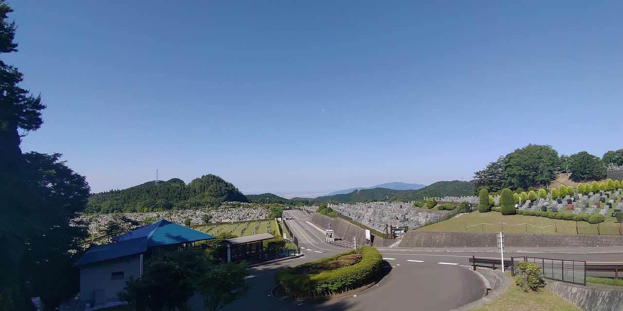 霊園北入り口から園内風景