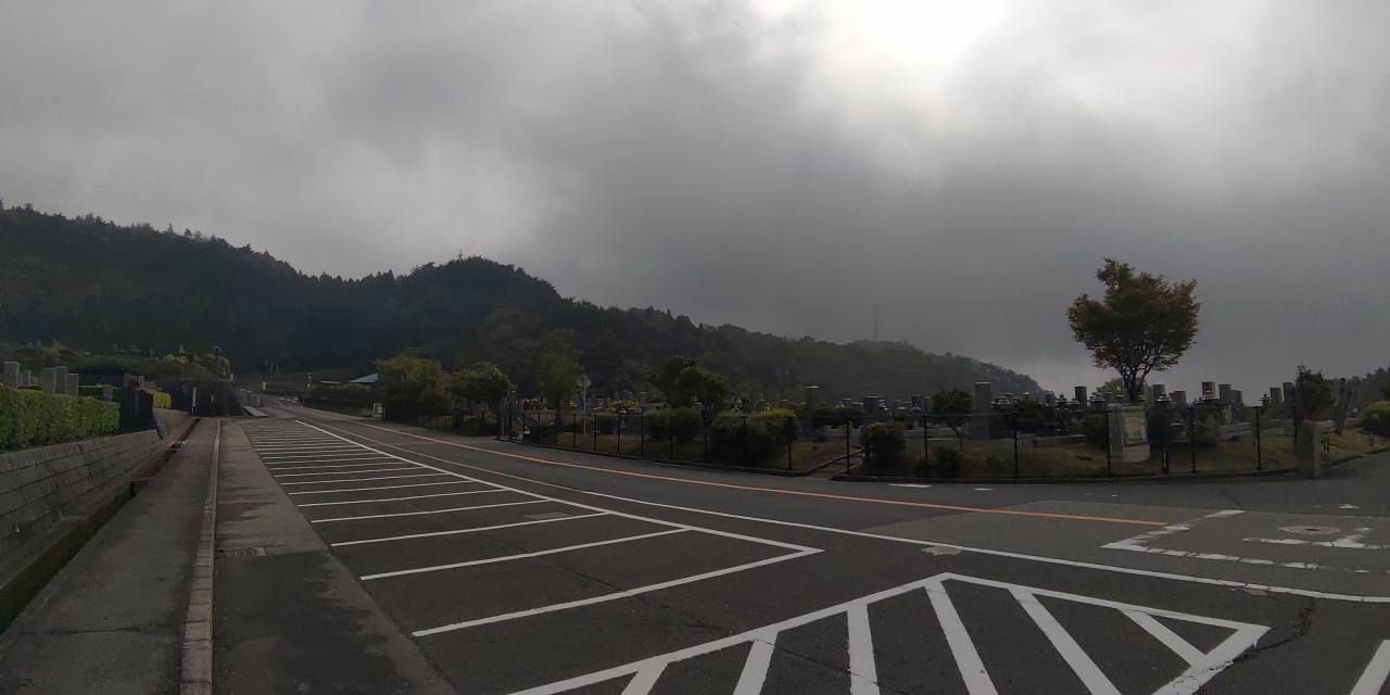 バス通り・園内（北東向）北口方向