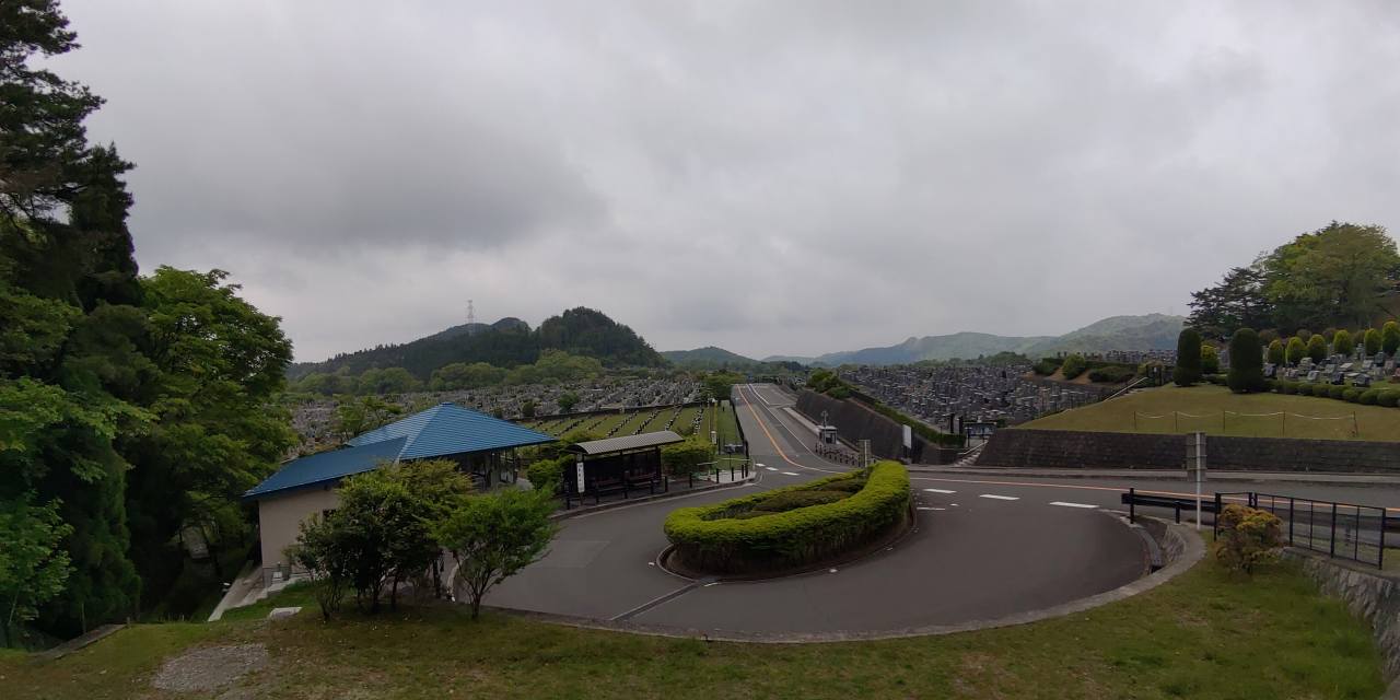 霊園北入口から園内風景