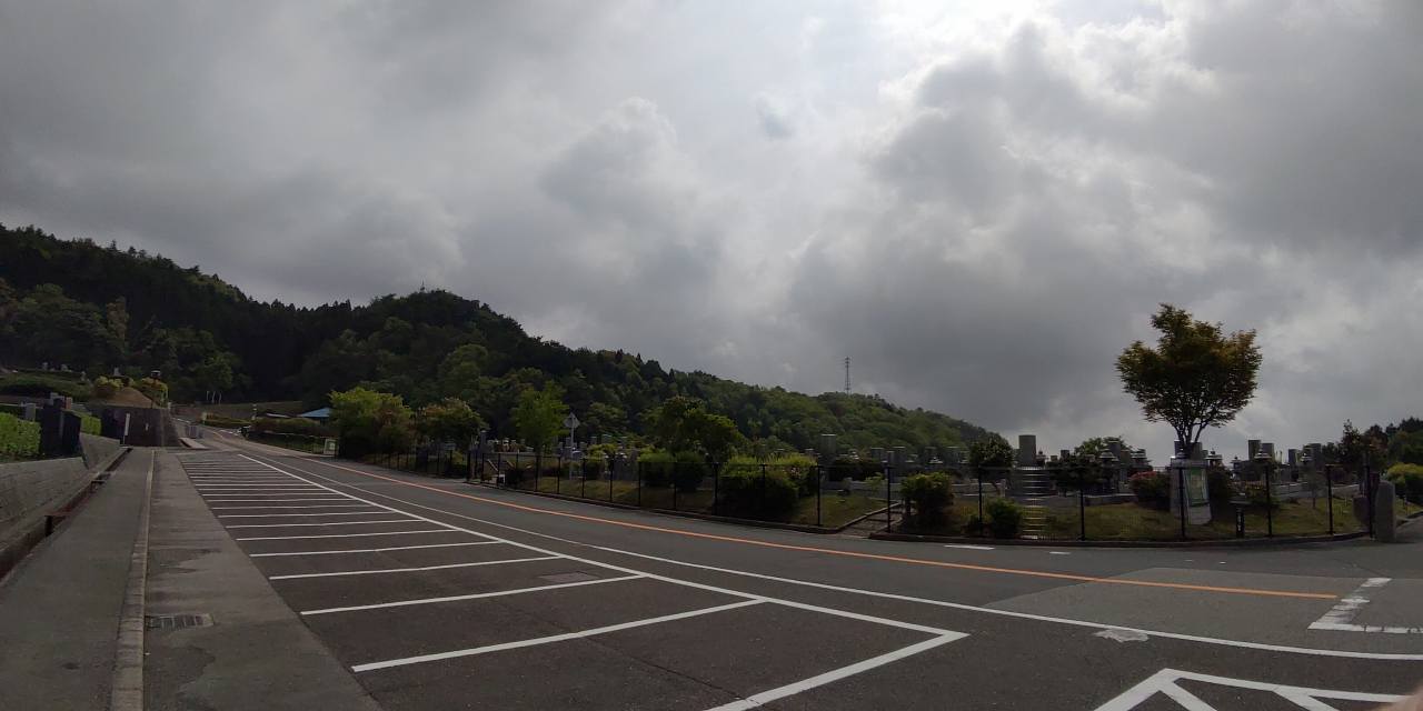 バス通り・園内（北東向）北口方向