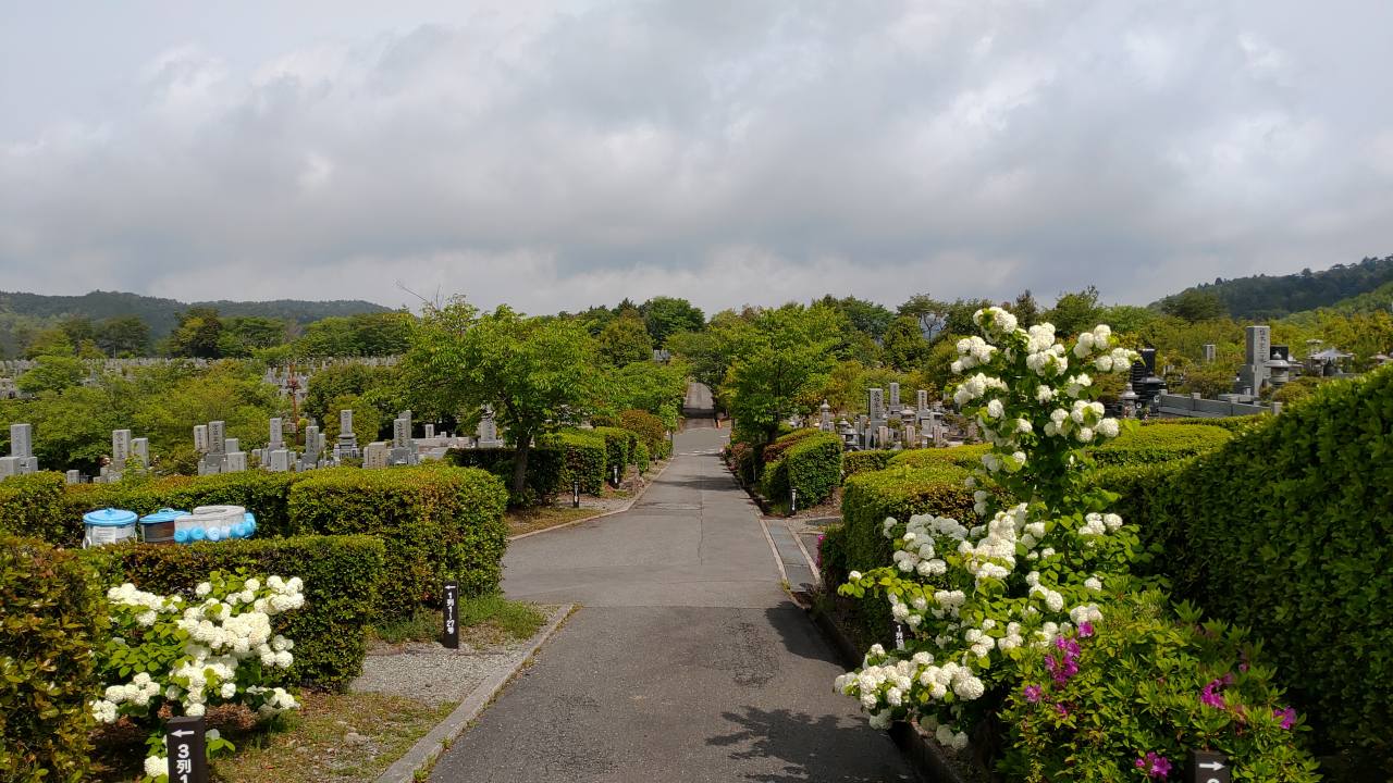 2区2/4番墓所から枝道風景