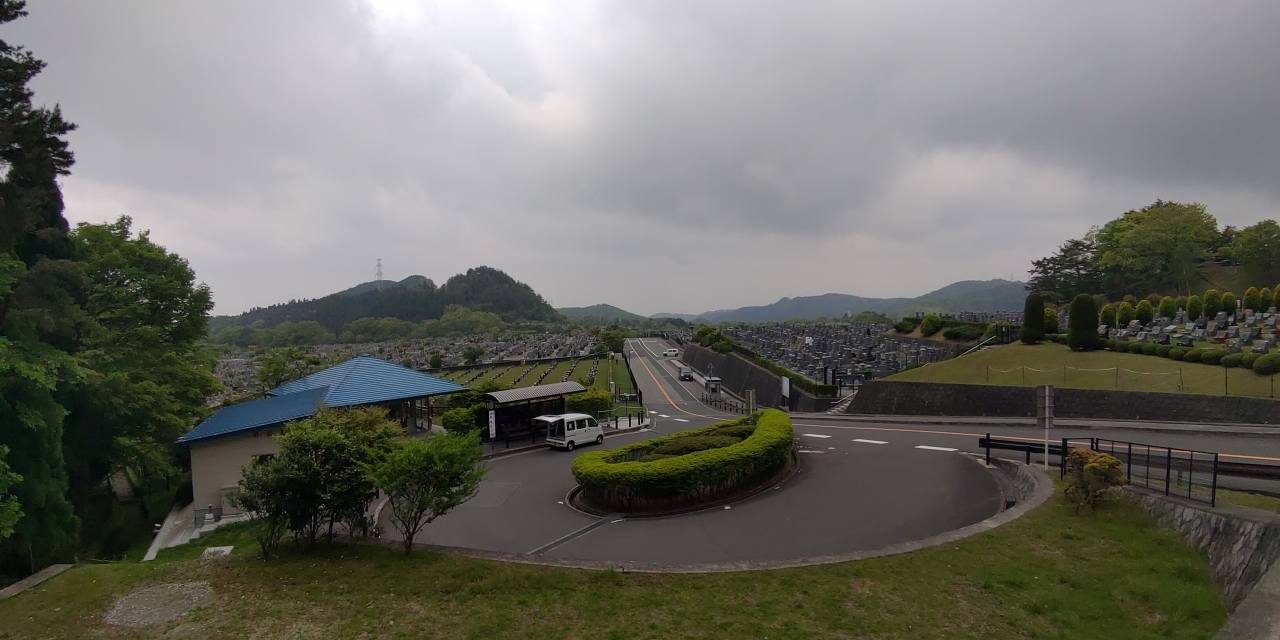 霊園北入口から園内風景