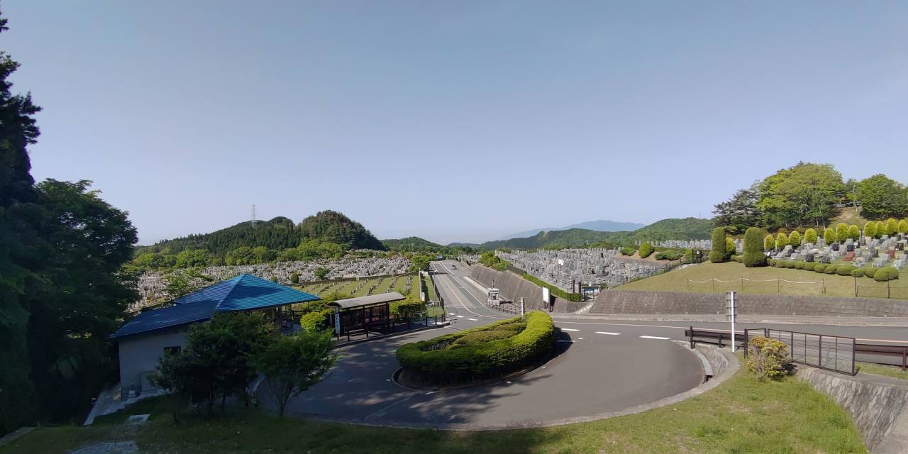 霊園北入口から園内風景