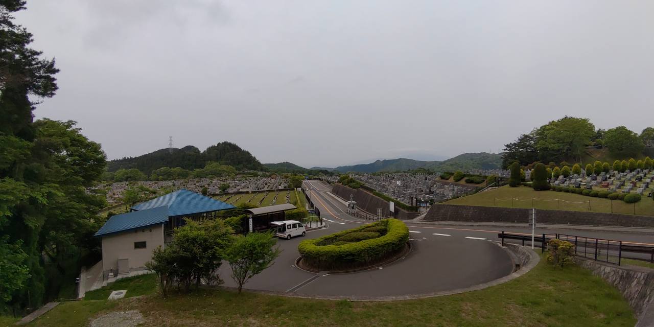 霊園北入口から園内風景